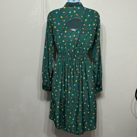 Green button up dress with collar, and open back. - Picture 4 of 11